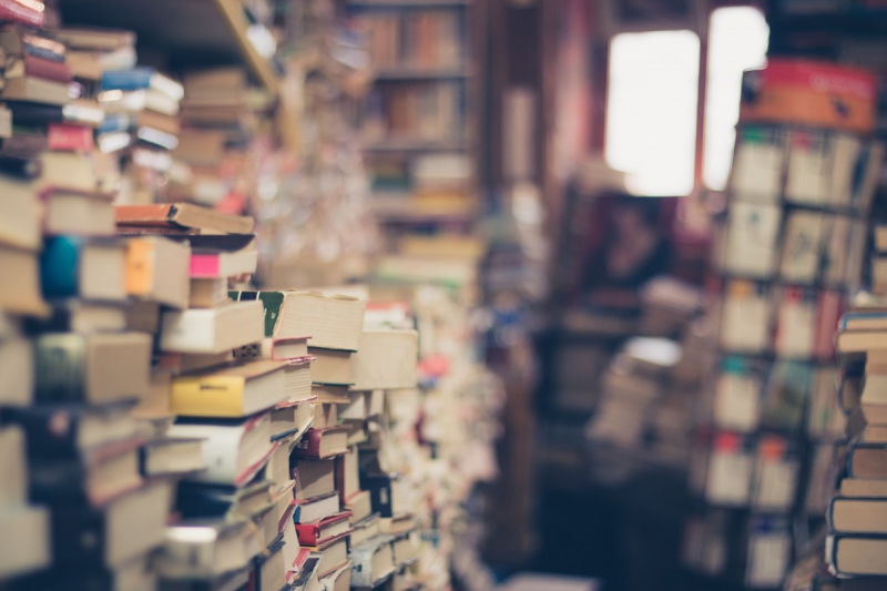 ecommerce-CONTES-min_books_stack_book_store_stack_of_books_2nd_hand_retro_hipster_shop-829090