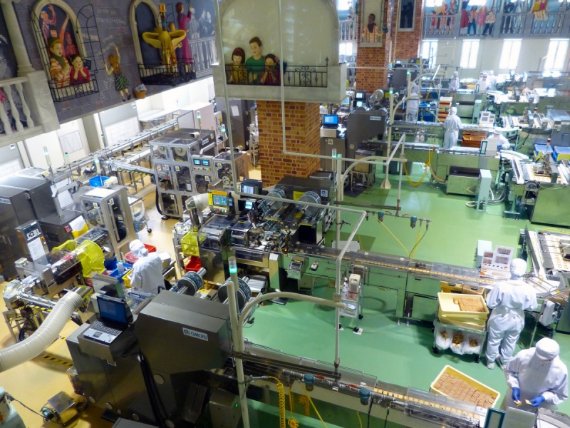ecommerce-CONTES-min_japan_sapporo_chocolate_factory_label_packaging_cookie_machine_operators-961509