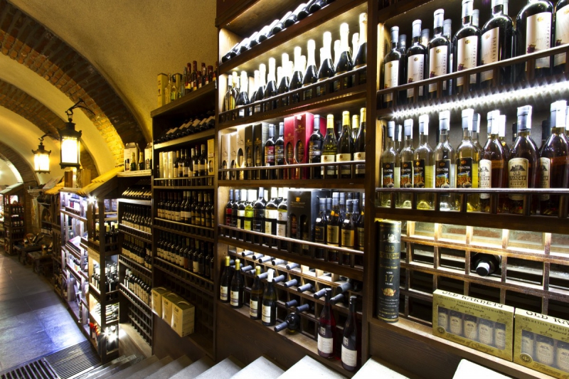 ecommerce-CONTES-min_world_street_travel_shop_canon_georgia_wine_bottles-429767